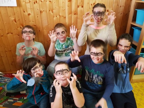 Halloweenské malování obličejů ve školní družině