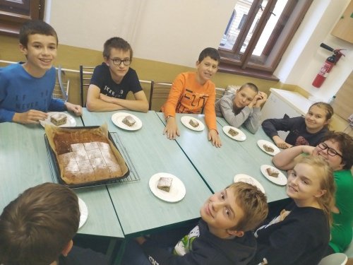Pečení se žáky VI. třídy