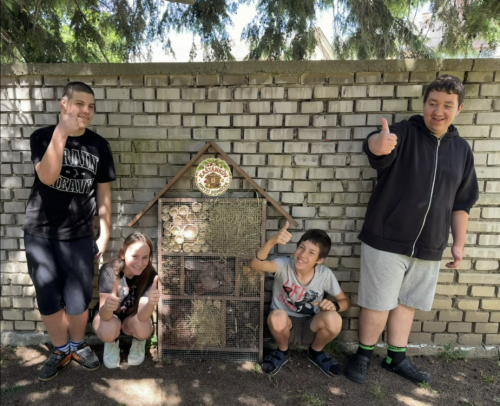 Jak naši žáci V. a VIII.S. třídy postavili nový domov pro hmyzí sousedy.